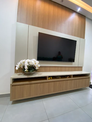 Painel de TV em madeira e laca off-white com rack suspenso e bancada clara